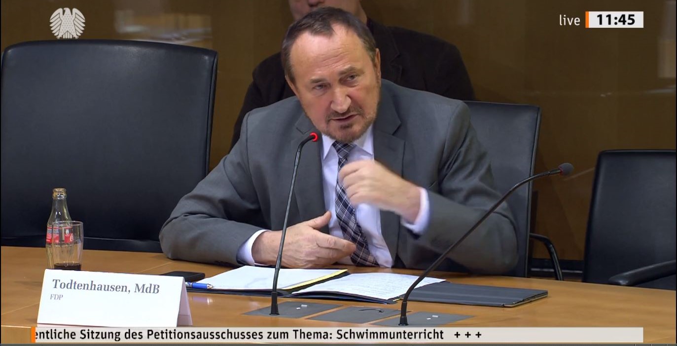 Manfred Todtenhausen im Petitionsausschuss